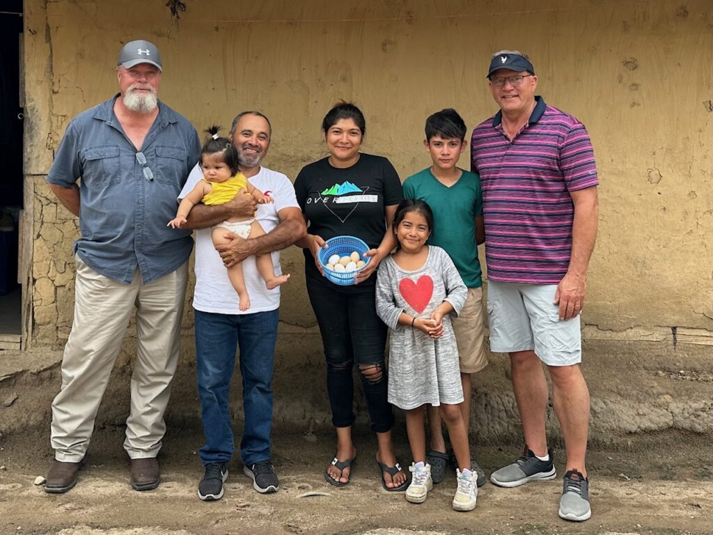 Miembros del equipo de la International Egg Foundation con una familia hondureña que forma parte del programa. Foto cortesía de la IEF.